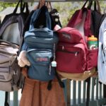Élève portant un sac à dos pour l'école