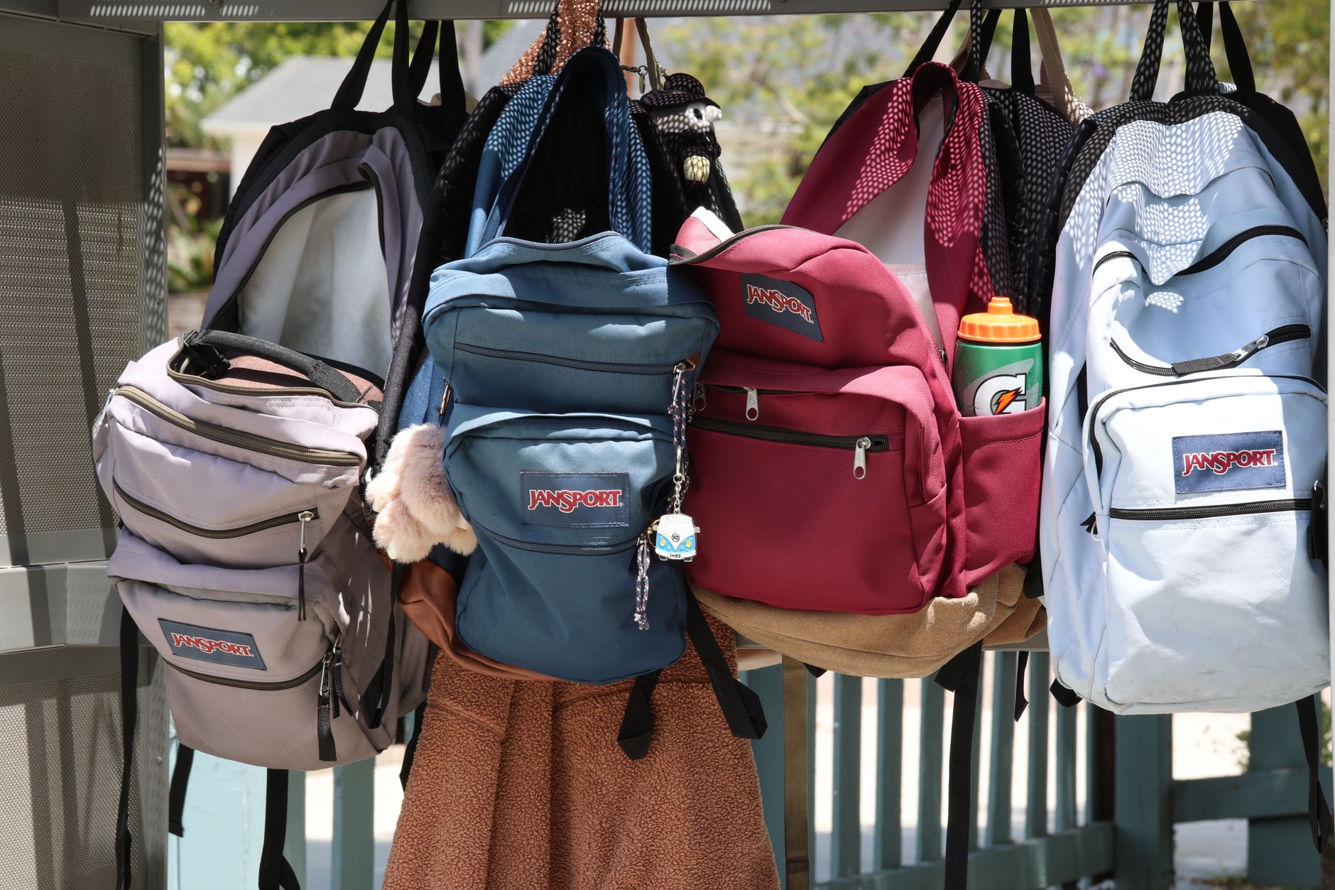 Élève portant un sac à dos pour l'école