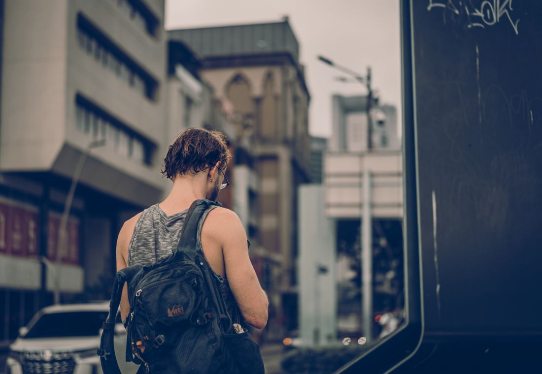 Personne portant un sac à dos en ville